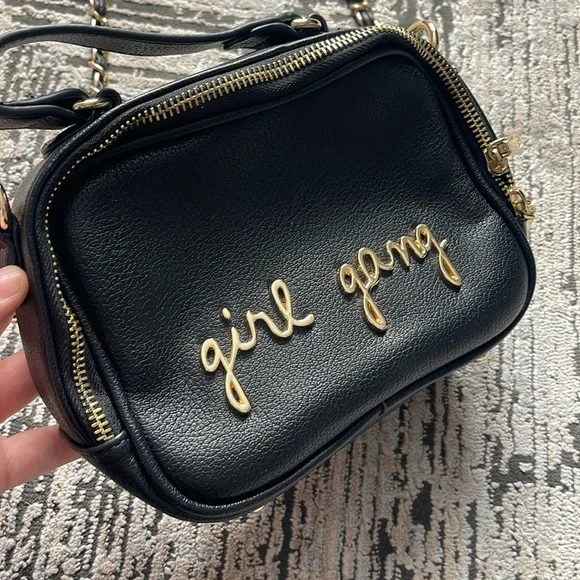 Elegant Black Crossbody Bag with Gold Accents - Picture 2 of 4